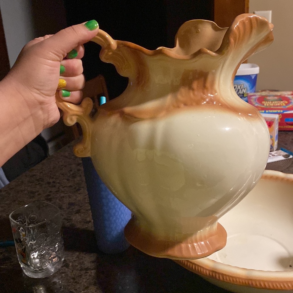 Arner’s antique wash basin no cracks no chips in mint condition